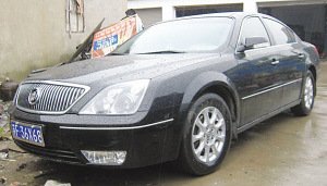 事發(fā)時,老板駕駛的轎車。